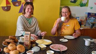 Ulrike Kempf vom Sozialpsychiatrischen Dienst Main-Tauber-Kreis und Patientenfürsprecherin Sybille Beyer freuen sich über Besucher beim „Frühstückstreff“ für psychisch Belastete im Kulturhaus.