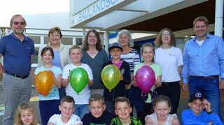Die Hettinger Erstkommunionkinder überreichten dem Förderverein der Baulandschule eine Spende.