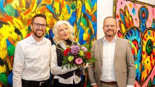 Dr. Gunther Wobser (rechts) und Christoph Muhr freuen sich über die Ausstellung „Pleasure Garden“ mit Werken von Roswitha Roos in der FabrikGalerie Lauda.