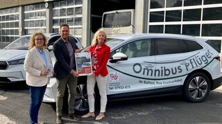 Im Raum Creglingen werden Elektrofahrzeuge im Ruftaxiverkehr eingesetzt, von links: Heike Seibert (Omnibus Pflüger), Thorsten Haas (VGMT) und Ursula Mühleck (Landratsamt) besichtigen den Betriebshof bei Omnibus Pflüger.
