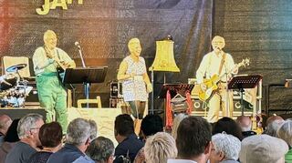 Die Hohenloher Mundartband „Annâweech“ sorgte am Samstagabend vor ausverkauftem Haus für Stimmung.