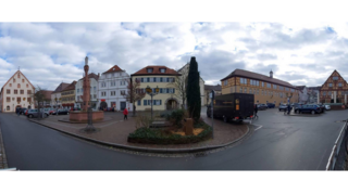 Der Brunnen mit der Mariensäule ist eine besondere Zierde des ansonsten eher wenig einladenden Ehrler-Platzes, auf dem sich früher vor dem Fachwerkhaus auf der rechten Seite die mit Wasser gefüllte Weth befand. Dort stand ein Schnappgalgen, mit dem Betrüger ins Wasser getaucht wurden. Das Kopfsteinpflaster soll einem neuen Stadtboden weichen.