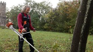 Demeter Landwirt Meinrad Rödel erhält durch Mähen der Magerwiesen das Offenland rund um den Wartturm in Buchen.
