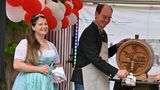 Bürgermeister Dr. Lukas Braun eröffnete mit der Taubertäler Weinprinzessin Mareike Fries (links) und der Taubertäler Weinkönigin Christina Wille am Freitagabend das Laudaer Weinfest im Beisein von viel Prominenz und Gästen.