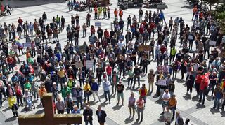 Rund 300 Menschen kamen auf den Tauberbischofsheimer Marktplatz, um zu zeigen, dass es ihnen wichtig ist, die Demokratie zu schützen.
