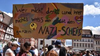Genau hinschauen, was als vermeintliche Wahrheiten präsentiert wird: Dazu ruft dieses Plakat auf.