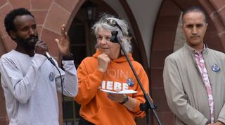 Michiele Mhretab (links) und Hamid Malekzada erläuterten, wie wichtig Sprache für eine gelingende Integration ist. In der Mitte Moderatorin Dagmar Wolf.