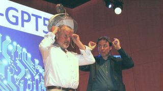 Abschließender Höhepunkt seiner Präsentation und Show war die täuschend echt wirkende Darbietung, als könne er mittels einer KI-Software „Brain GTP5“ die Gedanken, Imaginationen und überlegte Zahlenreihe eines Zuschauers durchschauen.
