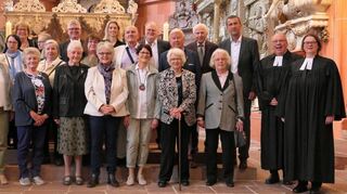 : In der Stiftskirche feierte eine große Zahl Jubelkonfirmanden ihr besonderes Jubiläum. Der Gottesdienst wurde von Dekanin Wibke Klomp, Pfarrer Uwe Solger und den Kirchenältesten mitgestaltet.