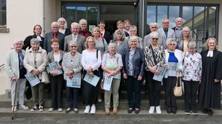 Die Pfarrerinen Sophia Weber und Elvira Ungefucht konnten im Gottesdienst am Sonntag 19 Männern und Frauen zur besondern Konfirmationsjubiläen gratulieren.