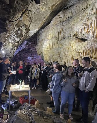 Whisky mit ein wenig Höhlenwasser: Diverse Führungen durch die Eberstadter Tropfsteinhöhle waren Höhepunkt und Abschluss der Stadtteilwochen in Eberstadt. Weiter geht es nun mit Unterneudorf.