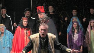Szenenbild aus „Nabucco“ mit der Festspieloper Prag: Am Freitag, 26. Juli, ist der Klassiker auf dem Tauberbischofsheimer Marktplatz zu erleben.