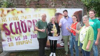 Auf das „Schöpple 2024“ stießen (von links) Nasir Döner, Christiane Förster, Florian Herbert, Julia Klüpfel, Martina Baumann und Philipp Ehrlenbach gemeinsam an.