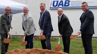 Bürgermeister Roland Burger, ÜAB-Geschäftsführer Stefan Kempf, IHK-Hauptgeschäftsführer Dr. Axel Nitschke, Walter Meier, Vorsitzender des ÜAB-Vereins, und Landrat Dr. Achim Brötel beim symbolischen Spatenstich.