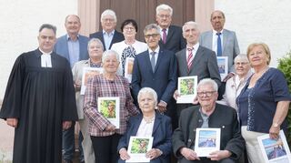 Ihre Jubelkonfirmation feierten 13 Frauen und Männer gemeinsam mit Pfarrer Bernhard Ziegler in Kembach.