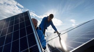 Der Markt für Erneuerbare Energien boomt. Dies wollen sich auch manch unseriöse Handwerker nutzen, die preiswerte Photovoltaikanlagen für Hausdach an den Mann bringen wollen.