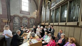 Die generalüberholte Erftaldom-Orgel und ihr neues Register wurden im Festgottesdienst zum Patrozinium St. Alban der Öffentlichkeit vorgestellt. Die Messfeier war musikalisch ein Höhepunkt im Kirchenjahr. Neben dem Kirchenchor unter der Leitung von Jutta Biller (Dritte von links) brillierten die beiden Organisten Stephanie Heiden (links) und der ehemalige Domkapellmeister von Stuttgart, Martin Düker (Zweiter von links).