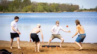 Spikeball ist ein temporeiches Spiel, das am Strand, im Freibad oder Parks gespielt werden kann.