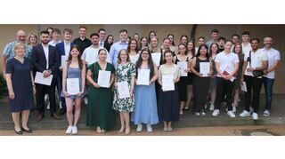 Die Absolventen der Kaufmännischen und Gewerblichen Berufsschule am Berufsschulzentrum Wertheim nahmen stolz ihre Abschlusszeugnisse entgegen. Gratulationen kamen von ihren Lehrern, der Schulleitung sowie OB-Stellvertreterin Brigitte Kohout.