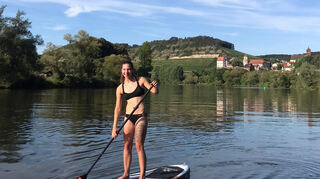 Jana Vogel auf ihrem Stand Up Paddle.