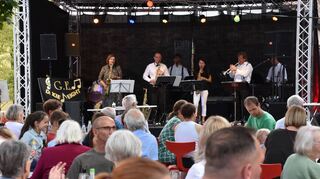 Ein Konzert der „Dixie Eight“ gehörte auch 2023 zum Kultursommer – damals im „Wir-Garten“.