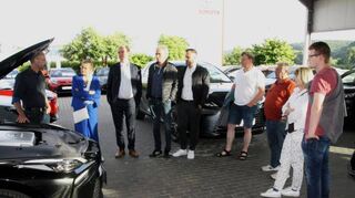 Start der City-Dinner-Tour war beim Möbel- und Einrichtungshaus Schmitt. Es folgten Abstecher zur Firma Wegert Raumausstattung und zum Toyota-Autohaus Spiller. Eine Weinprobe bot Ilenia Stennardo in ihrem Spezialitätengeschäft und Bistro „Antichi Sapori d’Italia“ gemeinsam mit Weinhändler Guiseppe Cuviello.