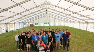 Das Zelt steht für die Besucher bereit. Lange haben sich verschiedene Clubmitglieder auf das Fest vorbereitet.