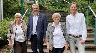 Ehrung: Das Bild zeigt (von links) Waltraud Kraus, Klinikdirektor Thorsten Prieß, Jubilarin Irmgard Burkhard und Julia Krupka (Marketingleiterin Kurverwaltung).