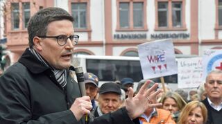 Landrat Schauder auf der Kundgebung zum Erhalt der Rotkreuzklinik in Tauberbischofsheim.