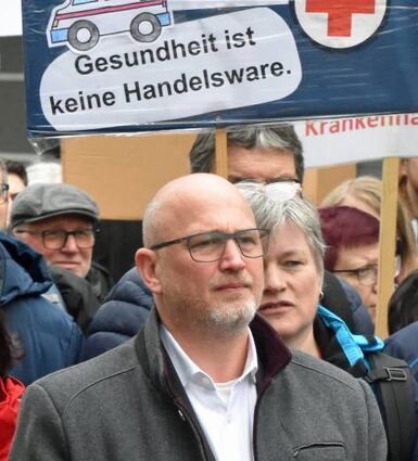 Freudenbergs Bürgermeister Roger Henning bei der Kundgebung in Tauberbischofsheim.