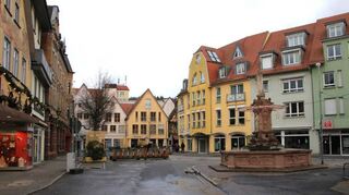 Gänsmarkt-Bild vom Januar 2024: Auf der linken Seite des Platzes ist noch historische Bausubstanz anzutreffen, auf der rechten und hinteren Seite sind Neubauten ab den 1980er Jahren zu sehen.