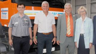 Freuten sich über die Einweihung des neuen Logistikzentrums der Rüdinger Spedition GmbH in Bad Mergentheim: (von rechts) OB Udo Glatthaar, Geschäftsführerin Anja Rüdinger, Geschäftsführer Roland Rüdinger, Bauunternehmer Andreas Bokmeier und Architekt Franz-Josef Marks.