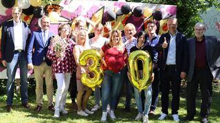 30. Geburtstag: Das Bild zeigt (von links) Jugendamtsleiter Martin Frankenstein, Andreas Lehr, Anita Lurz (Bereichsleiterin stationäre Hilfen Süd), das Team der WG Bad Mergentheim, rechts Helmut Wörrlein (Vorsitzender des Vereins JHC), daneben Werner Fritz (Geschäftsführer JHC).