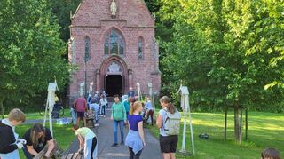 Die Schulkinder der Welzbachgrundschule Werbach brachten die Bänke vor der Liebfrauenkapelle auf Vordermann.