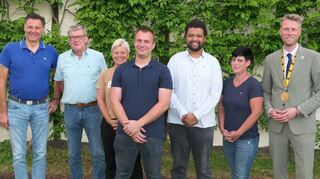Wertheims Oberbürgermeister Markus Herrera Torrez (rechts) verabschiedete Peter Prokopp und Egon Schäfer (von links) aus dem Ortschaftsrat Lindelbach. Das neue Gremium der Ortschaft bilden Sandra Kuhn, Holger Götzelmann, Oskar Tag sowie Andrea Horun.