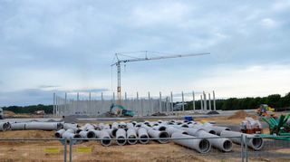 Interzero und OMV bauen im Verbandsindustriepark in Walldürn Europas größte Nachsortieranlage. Die Stützen stehen bereits, auch Brandschutzwände wurden schon errichtet. Die Arbeiten liegen weiterhin im Zeitplan.