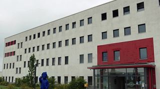 Über den Wertheimer Optimisten vor der nun geschlossenen Rotkreuzklinik auf dem Reinhardshof dürften momentan wohl die wenigsten lachen. Für die Nachnutzung der Liegenschaft hat die Stadt nun Pläne vorgestellt. Die Kommune möchte Gebäude und Gelände für ein Gesundheitszentrum erwerben.