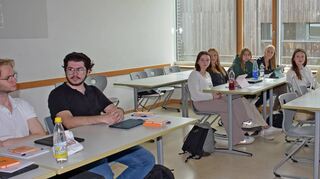Sascha Bickel (rechts), der stellvertretende Reporter-Chef der FN, sprach mit den Schülern über „Fake News“ und die Arbeit professioneller Journalisten.