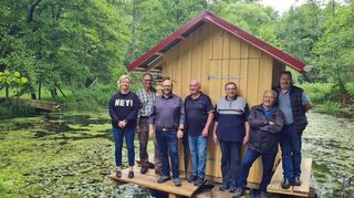 Zur offiziellen Inbetriebnahme der neuen Wasserversorgung für das Gehegewild trafen sich Vorstand und Mitglieder des Vereins Wildpark Walldürn mit Bürgermeister Meikel Dörr.