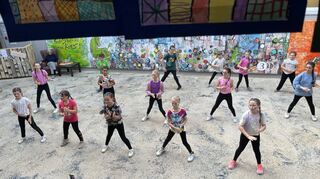 Zahlreiche Vorführungen und Angebote erwarteten die Besucher des Schulfests des Lernhauses Ahorn, das unter dem Motto „Kunterbunt“ stand.