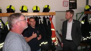 Beim Rundgang durch Bettingen im Rahmen der Veranstaltung „Rathaus vor Ort“ informierten sich Oberbürgermeister Markus Herrera Torrez (rechts) und seine Begleiter auch über die Situation der Feuerwehr in der Ortschaft.