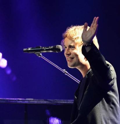 Weil es in Mannheim Bildprobleme gab, hier eines aus Baden-Baden: Tom Odell am Klavier.