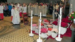 Bischof em. Dr. Friedhelm Hofmann aus Würzburg predigte beim Ritatag und segnete die Rosen.