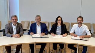 Bei der Unterzeichnung (von links): Ralph Matousek (Aufsichtsratsvorsitzender BEG Bauland), Harald Endreß (Geschäftsführer ZEAG Erneuerbare Energien), Silke Mai (Vorständin BEG Bauland) und Wolfram Bernhardt (Vorstand BEG Bauland).