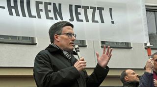 Landrat Christoph Schauder bei der Kundgebung für den Erhalt der Rotkreuzklinik Anfang März in Tauberbischofsheim.