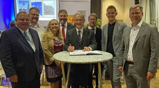 Zu Beginn seiner Amtszeit 2000 trug sich Dekan Rüdiger Krauth in das Goldene Buch von Hirschlanden ein. 24 Jahr später tat er das noch einmal – zu seinem Abschied in den Ruhestand.