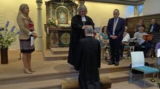 Dekan Rüdiger Krauth empfing den Segen von Landesbischöfin Dr. Heike Springhart.