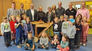 Im Rahmen einer landkreisweiten Spendenaktion übergaben Vertreter der Schreinerinnung im Neckar-Odenwald-Kreis der Leiterin des katholischen Kindergartens St. Raphael Rippberg, Eva-Maria Seitz, im Beisein von Pater Leon Rawalski und Bürgermeister Meikel Dörr einen neuen Servierwagen.