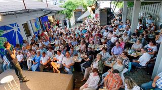 Die Veranstaltungen finden „Open air“ im Hof des Ruthardtschen Anwesens in Lauda statt. An den Sommerabenden entsteht dadurch eine besondere Atmosphäre. Zu Sicherheit haben Bühne und Sitzplätze jedoch stets einen Regenschutz.