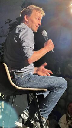 Veranstalter Jochen Ruthardt bei der Moderation eines Abends.